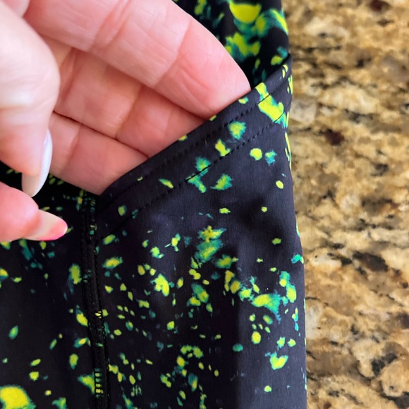 Lululemon leggings- worn 1X - new condition- tag intact- side pockets - Picture 2 of 5